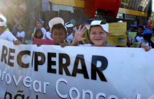 Estudantes de várias idades participaram da passeata.