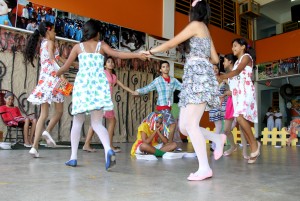 Projetos escolares são apresentados por estudantes.