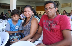 Os pais Rosivaldo Araújo e Lindalva Maquiné acompanham na escola a apresentação do filho, Leonardo Maquiné.