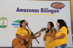 Estudantes participantes  do programa Amazonas Bilíngue apresentaram números culturais. 