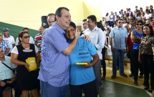 Governador Omar Aziz entregou tablets a professores da rede pública estadual.