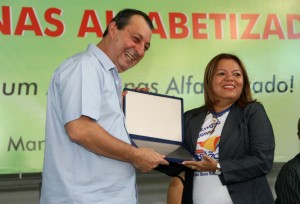 Governador Omar Aziz entrega à gestora da escola Senador João Bosco (de Itacoatiara) a premiação pela conquista do Prêmio de Gestão