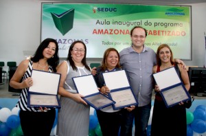 Secretário da Seduc, Rossieli Silva e gestoras das escolas com melhores colocações no Prêmio de Gestão.