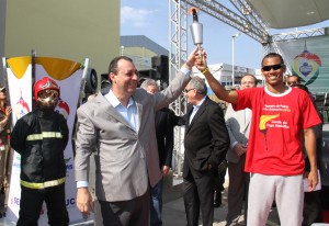 Encerando a corrida, atleta velocista Sandro Viana entregou a tocha cívica ao governador Omar Aziz.