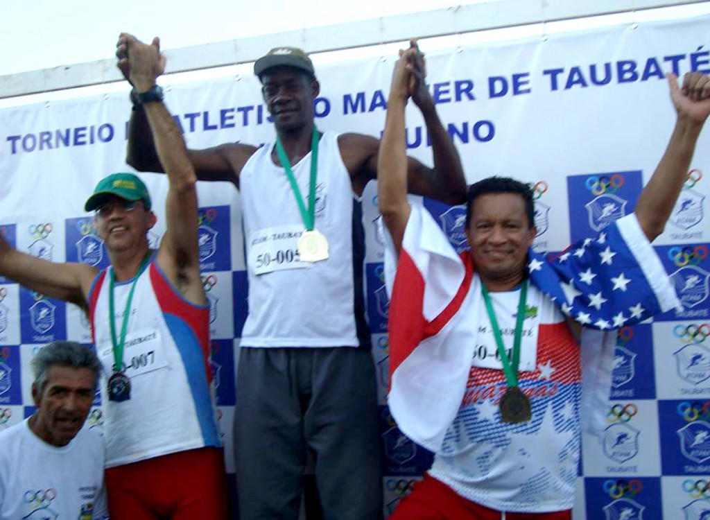 Daniel Martins (último da esquerda para a direita) participou e conquistou medalhas em torneio realizado no último mês de agosto em Taubaté