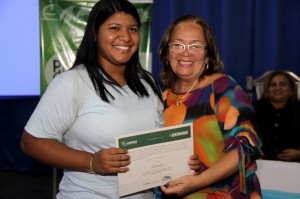 Formanda Bianca Gomes recebeu o certificado das mãos da secretária adjunta Pedagógica da Seduc, Magaly Régis.