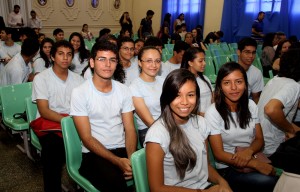 Programas beneficiaram 60 estudantes da rede pública estadual no biênio 2012-2013.