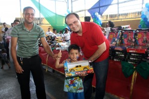 Secretário da Seduc, Rossieli Silva e equipe participaram do natal da solidariedade na escola Major Silva Coutinho