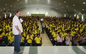 Secretário de Educação, Rossieli Soares em reunião  com estudantes participantes do programa. 