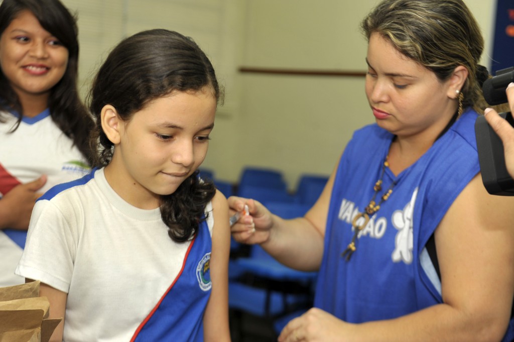 12-08-13-VACINAÇÃO HPV NA ESCOLA FUERTH PAULO MOURÃO EM SÃO JORGE-ALFREDO FERNANDES (3)