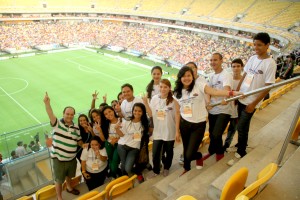 Estudantes participaram de atividades voluntárias na Arena da Amazônia. Secretário da Seduc, Rossieli Silva, acompanhou o trabaçho dos jovens.