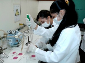 Estudantes realizam análise laboratiorial em parceria com a Ufam.