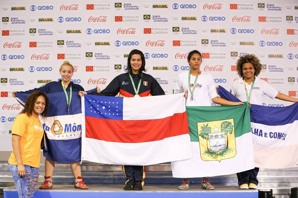 Bruna Souza (com a bandeira do Amazonas) conquistou duas medalhas de ouro  em Londrina.