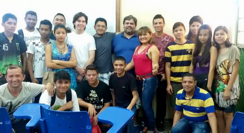 Equipe escolar comemore resultado.