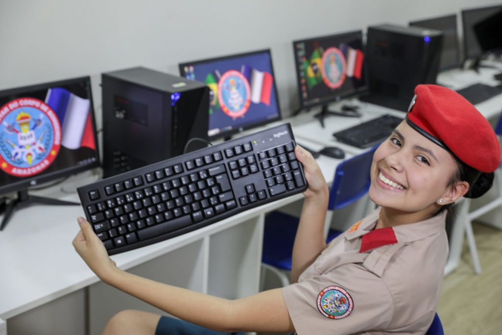 SECOM Entrega Colégio CBMAM - Flávia Vieira, estudante FOTO Alex Pazuello