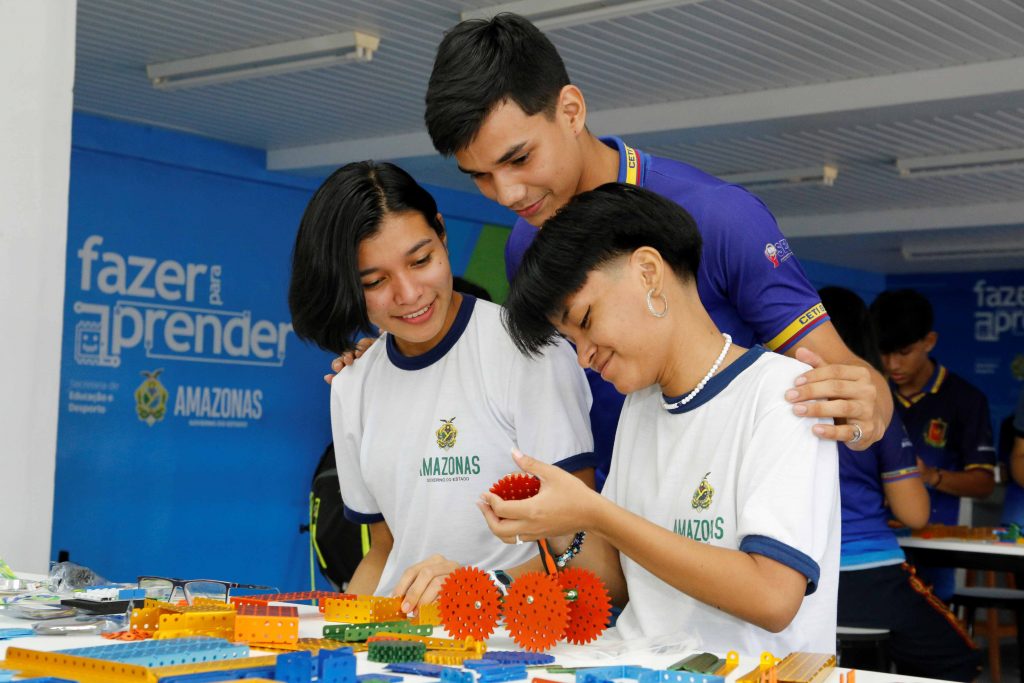 alunos no laboratório de tecnologia_Euzivaldo Queiroz-Seduc (21)