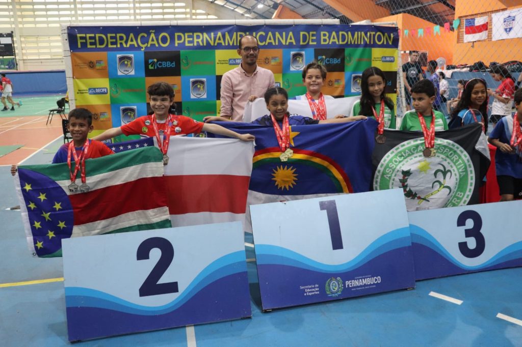 alunos atletas de badminton premiação_divulgação