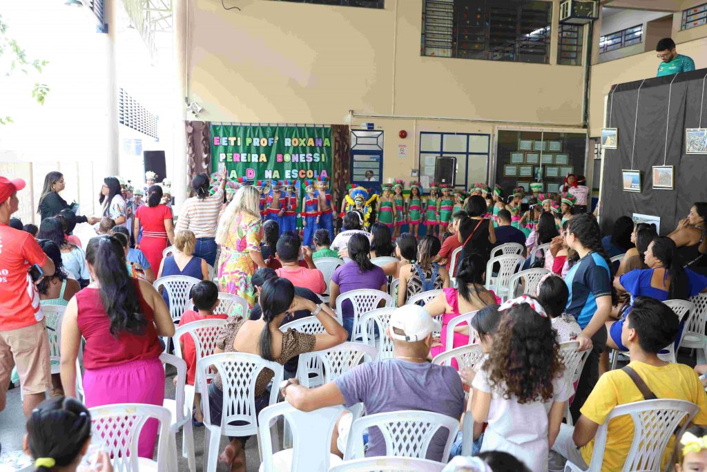 Educação_Familiares no dia D assistindo as apresentações_Foto_Eduardo Cavalcante