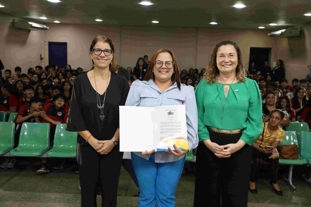 Educação_Secretária Arlete Mendonça ao Centro e representantes da CGE e CGU_Foto_Euzivaldo Queiroz