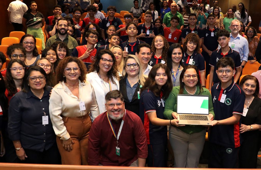 Educação Doação de notebooks-Fotos Euzivaldo Queiroz